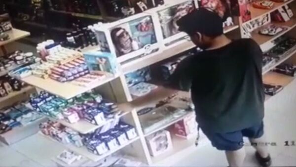 Denuncian a hombre que robó toallitas femeninas de un surtidor