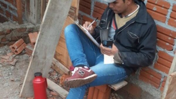 Albañil estudia en medio de obra: sueña con ser ingeniero