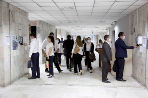 Corte ordena auditoría para detectar morosidad en regulación de honorarios - PDS RADIO