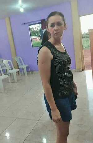 Prepotente mujer atropella capilla y desconecta parlantes - La Clave