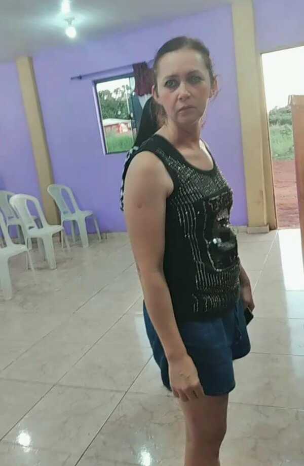 Prepotente mujer atropella capilla y desconecta parlantes - La Clave