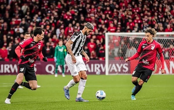 Paranaense supera y complica a Libertad - PARAGUAYPE.COM