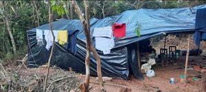 Solicitan albergue para madre y sus niños que viven en una carpa improvisada en pleno frío - Nacionales - ABC Color