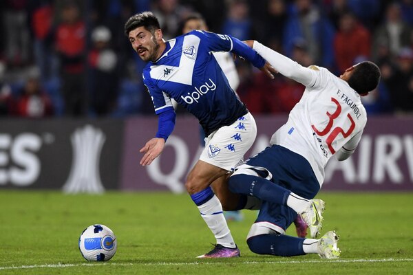 Versus / En un partidazo, el Vélez de Florentín derrotó a Nacional y sigue con vida - PARAGUAYPE.COM