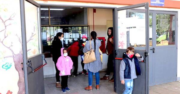 La Nación / Recomiendan abrigar a los niños ante la baja temperatura