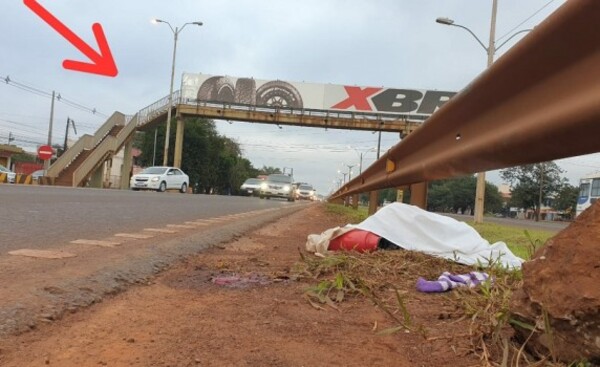 Sexagenaria muere al cruzar la ruta, debajo de un viaducto peatonal