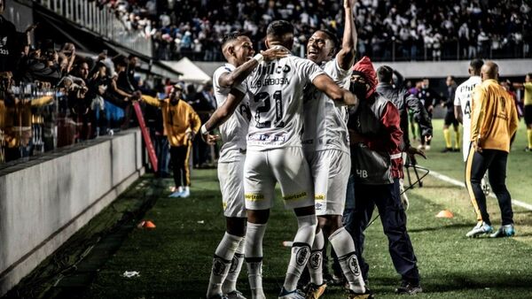 Santos vence de forma polémica a La Calera