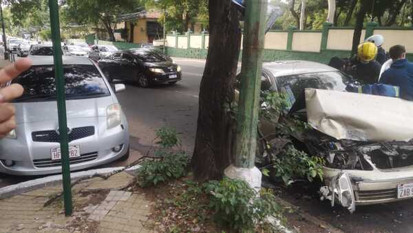 Diario HOY | Anciano queda herido tras chocar contra un árbol