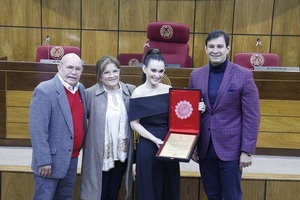 Senadores homenajean a Lali González - Te Cuento Paraguay