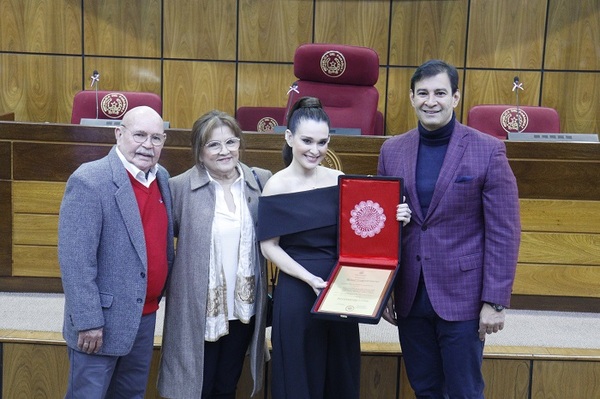 Senadores homenajean a Lali González - Te Cuento Paraguay