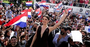 Nadia Ferreira sigue cumpliendo con su misión de reina paraguaya