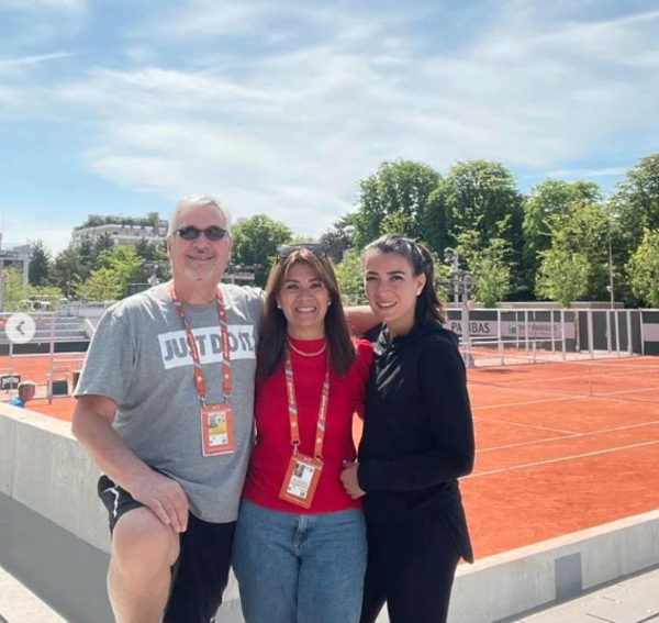 Verónica Cepede, triste por despedirse de Roland Garros, contenta y agradecida con sus padres