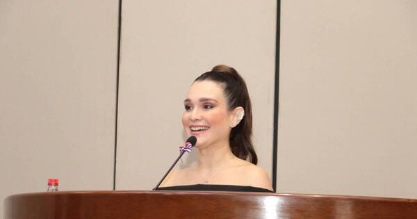 La Nación / “Crean en este país”: Lali González recibió homenaje en el Senado
