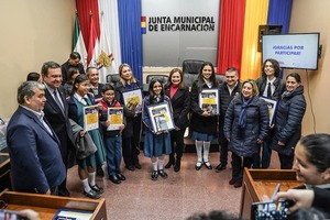 Premian a estudiantes participantes del concurso literario “Yo le escribo a Encarnación”.