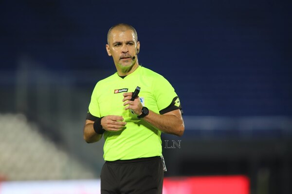 Versus / Éber Aquino, el elegido para arbitrar el superclásico del torneo local - PARAGUAYPE.COM