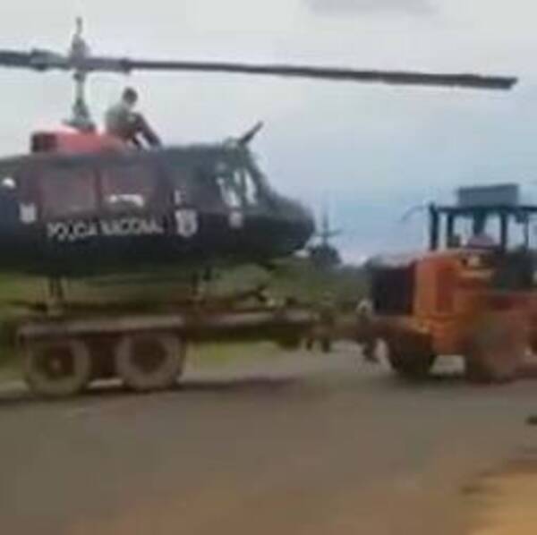 Crónica / [VIDEO] ¿No querés fósforo? Helicóptero no arrancó y se lo llevó el tractor