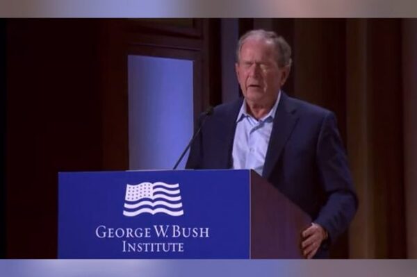 A Bush lo traiciona la conciencia y confunde Irak con Ucrania al hablar de “invasiones injustificadas”