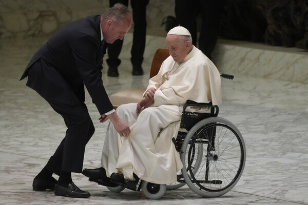 Tequila, receta del papa Francisco para su dolor de rodilla