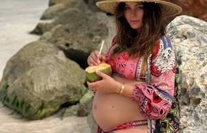 Crónica / ¡Cero complejos! Con panza se saca más fotos en biquini, he'i