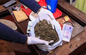 Anulan foco de expendio de droga que funcionaba al costado de un colegio