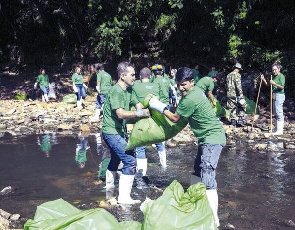 Voluntarios limpiaron el arroyo Mburicaó - Empresariales - ABC Color