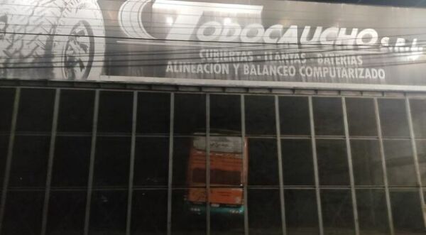 Empleado de un taller fallece tras explosión de neumático