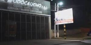Crónica / Joven fallece al explotarle en la cara la rueda de un micro