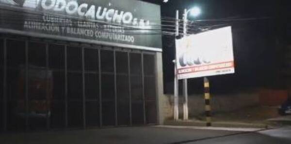 Crónica / Joven fallece al explotarle en la cara la rueda de un micro
