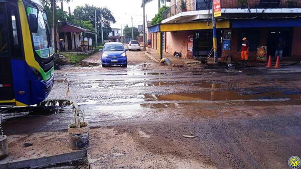 Municipio intervino calle “bombardeada” •