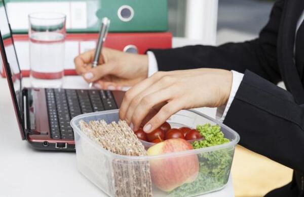 ¿Es posible comer bien en el trabajo?, esto dicen los expertos