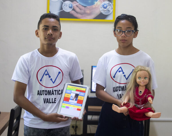 Niños cubanos construyen muñecos robóticos en talleres de computación - MarketData