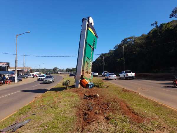 Conductor embiste contra cartel publicitario en acceso al puente Santa María