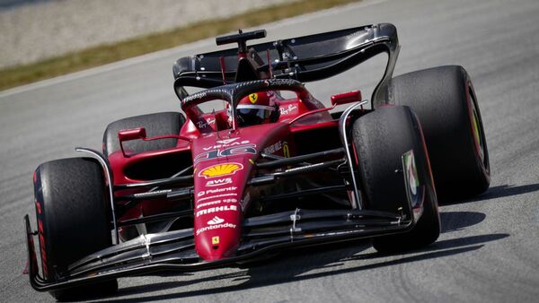 Charles Leclerc delante de los Mercedes