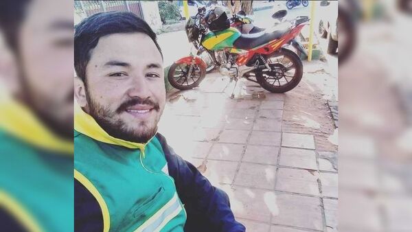 Se calientan las manos con el caño de escape