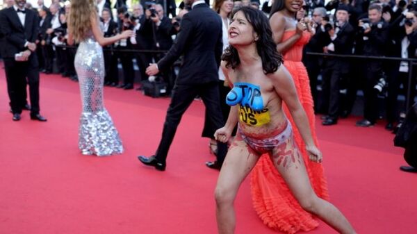 El desnudo que sacudió la alfombra roja de Cannes