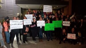 Protesta contra supuesto acoso sexual en medio de comunicación - Nacionales - ABC Color