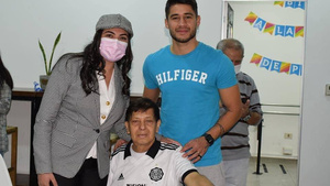 Crónica / "Tito" Torres sorprendió a un fanático olimpista con una pierna nueva