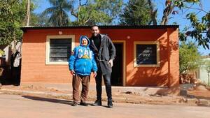 Crónica / Conductor de TV le construyó para su casa a una abuelita que había quedado en la calle