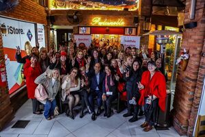 Diario HOY | Precandidato a senador reúne con mujeres en busca fortalecer su equipo