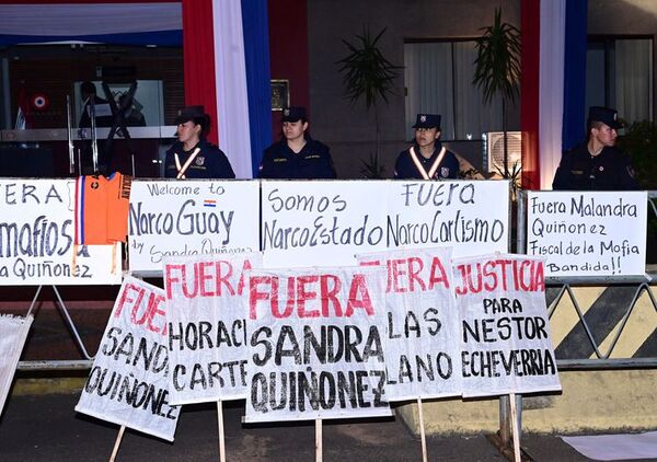 Comisión Escrache se manifesta contra la fiscala general de Estado - Nacionales - ABC Color