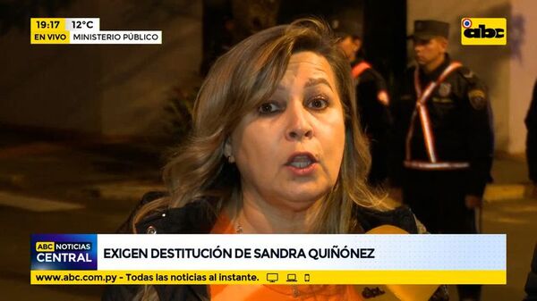 Ciudadanos Autoconvocados exigen renuncia de Sandra Quiñónez con movilización - ABC Noticias - ABC Color