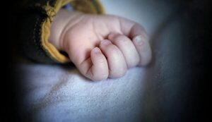 Mujer intentó estrangular a su bebé de un año
