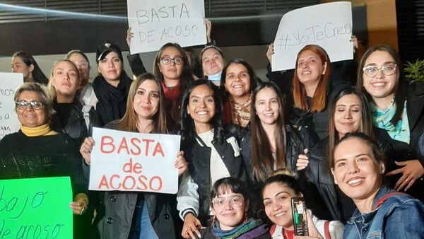 Periodistas se manifiestan contra supuestos hechos de acoso sexual en medio televisivo