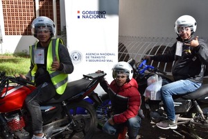 Agencia Nacional de Tránsito capacitó y entregó cascos a más de 100 motociclistas en Asunción - .::Agencia IP::.