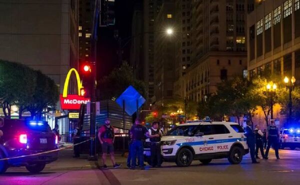 Tiroteo afuera de un McDonald’s en Chicago dejó dos muertos y ocho heridos
