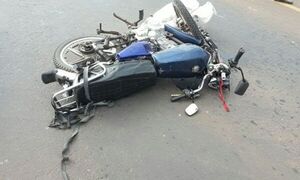 Choque de moto contra un camión estacionado dejó tres menores heridos