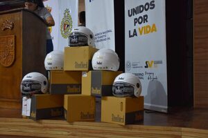 Agencia Nacional de Tránsito capacitó y entregó cascos a motociclistas en Asunción