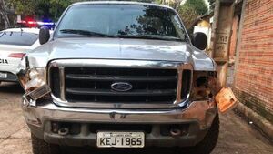 Abandonan camioneta que atropelló controles en Brasil y Paraguay 