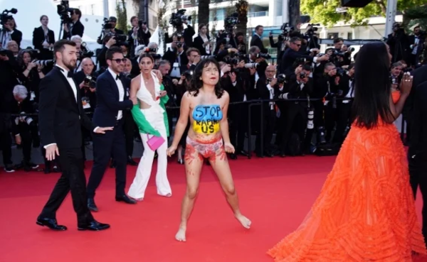 Mujer desnuda irrumpe la alfombra roja en Cannes con mensaje: “¡Dejen de violarnos!”