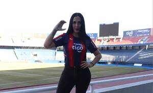 Crónica / [VIDEO] De hincha a barrabrava: "No soy una chica que solo va a la cancha a sacarse fotos como muchas"
